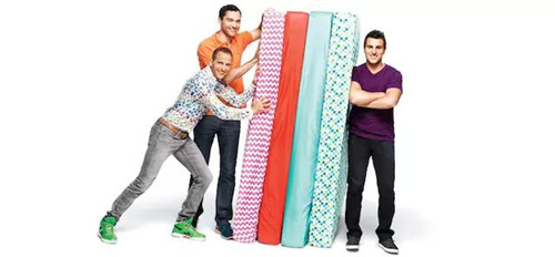 Airbnb 公司的三位創(chuàng)始人，以及他們最早的 Airbed