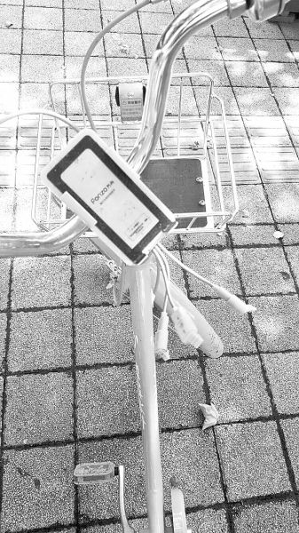 車把中間有手機(jī)充電支架，下方連接著3根充電線。