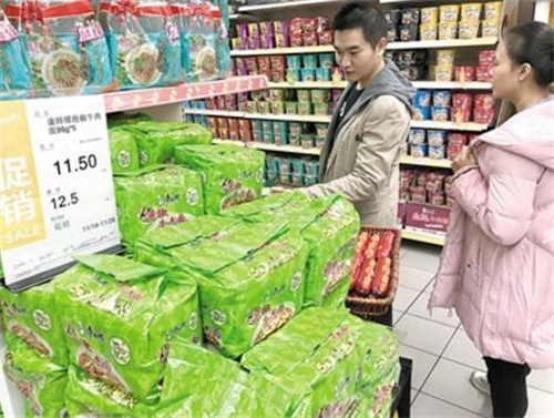 市民在超市內(nèi)購買方便面。
