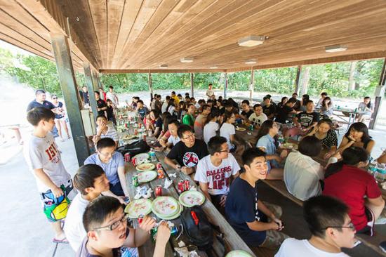 2013年，艾奧瓦州立大學(xué)中國(guó)學(xué)生組織為歡迎新生舉辦燒烤聚餐。