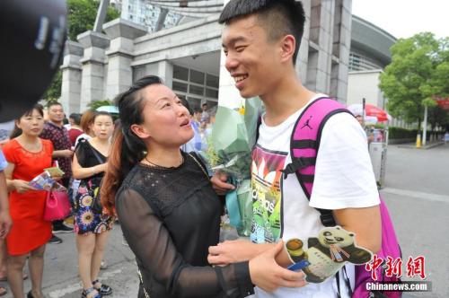 資料圖：家長(zhǎng)給考生送上鮮花。王康明 攝