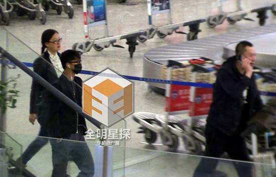 韓庚現(xiàn)身機(jī)場(chǎng)。