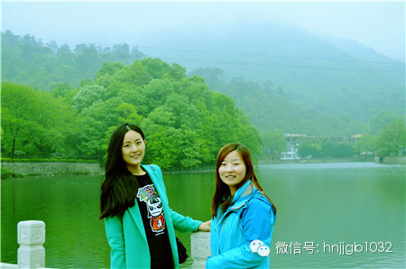 奧斯卡汽車影城的美女和這個(gè)風(fēng)景融入的真好啊，有木有？！