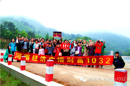 這么美的地方，我們合影留念，看大家多開(kāi)心！