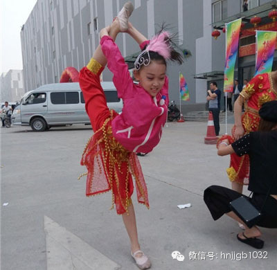 先練練功，為一會兒的演出做準(zhǔn)備