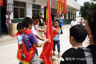 在莊嚴(yán)肅穆的國(guó)歌聲中，五星紅旗冉冉升起。學(xué)校的全體師生、愛(ài)心車隊(duì)的全體成員，共同經(jīng)歷了一次特殊的升旗