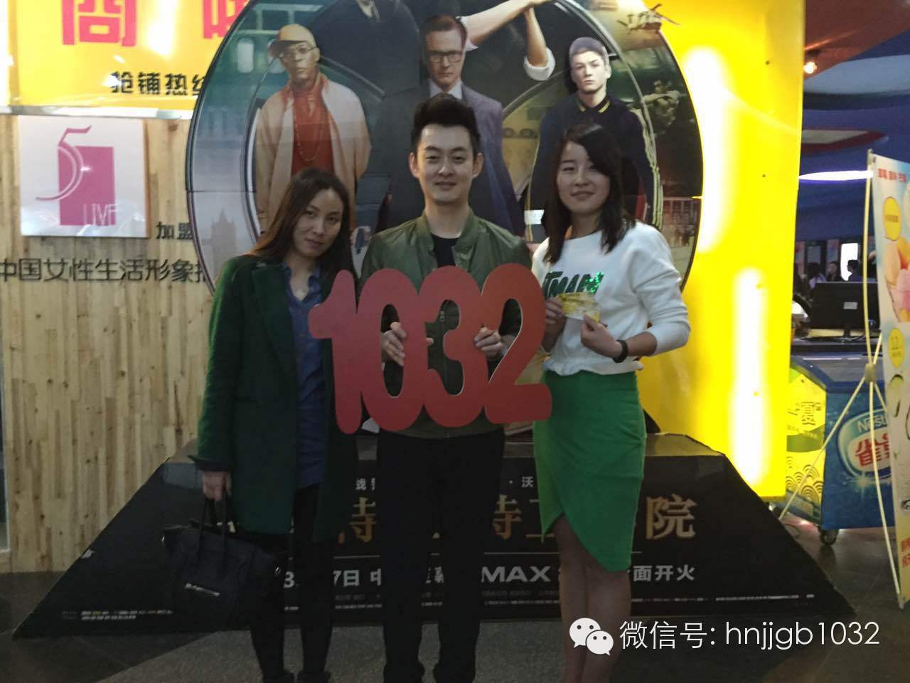 傳說中的Johnny終于現(xiàn)身啦！還是美女魅力大哦。帥哥美女好養(yǎng)眼，小編忍不住要多看幾眼呢。