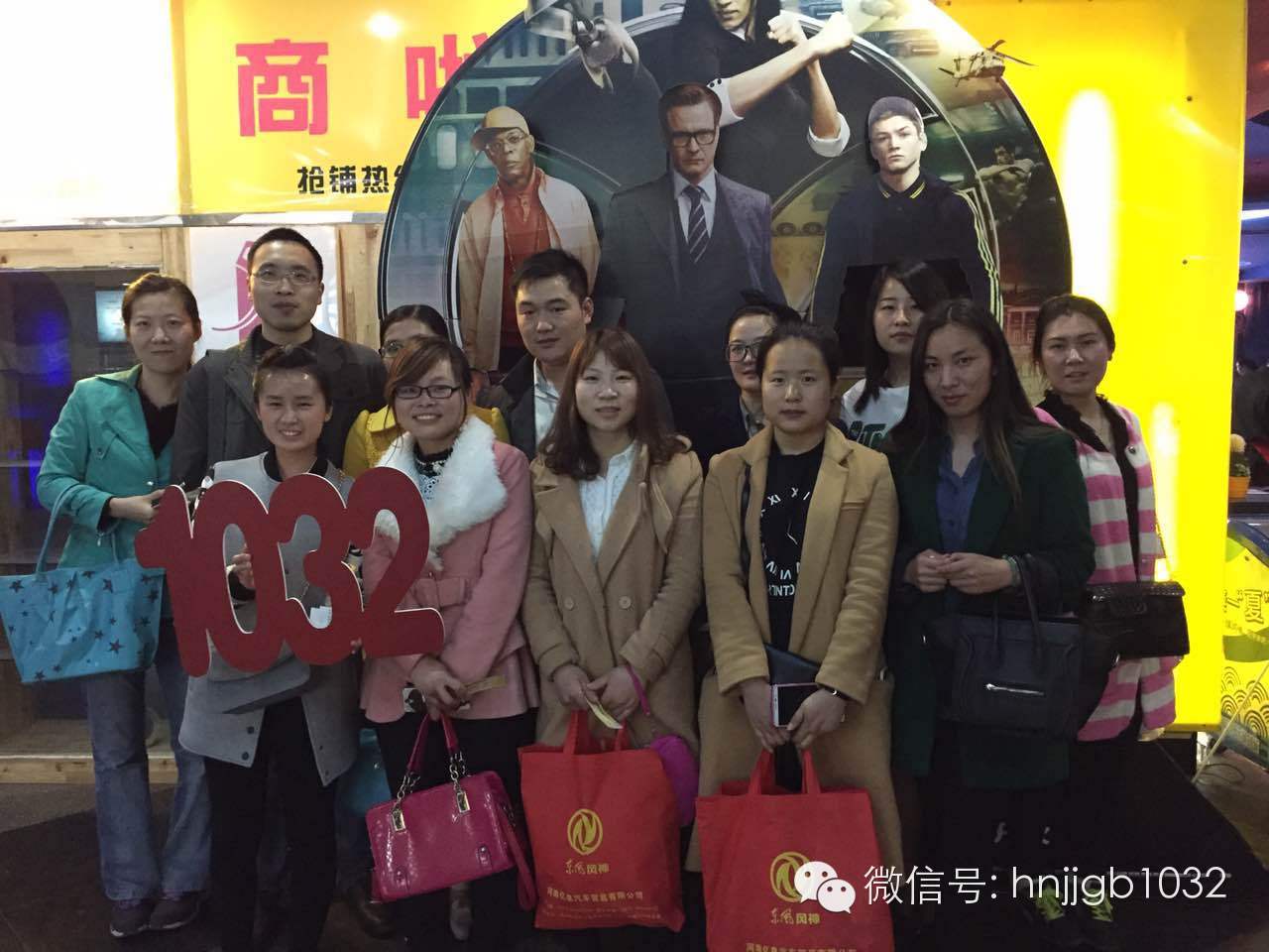 來個合影，1032的聽眾棒棒噠，個個都準(zhǔn)時到達(dá)了集合地點。Johnny表示很欣慰??！