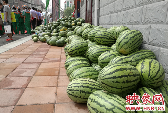 經(jīng)濟(jì)廣播工作人員和愛(ài)心企業(yè)給正在忙碌的環(huán)衛(wèi)工人、交警等送去一萬(wàn)六千多斤西瓜和近百提礦泉水。