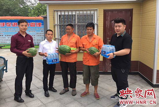 經(jīng)濟(jì)廣播工作人員和愛(ài)心企業(yè)給正在忙碌的環(huán)衛(wèi)工人、交警和協(xié)警等送去了一萬(wàn)六千多斤西瓜和近百提礦泉水。