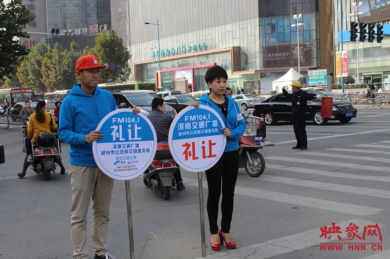河南省文明交通形象大使、河南交通廣播主持人南方在活動(dòng)現(xiàn)場(chǎng)