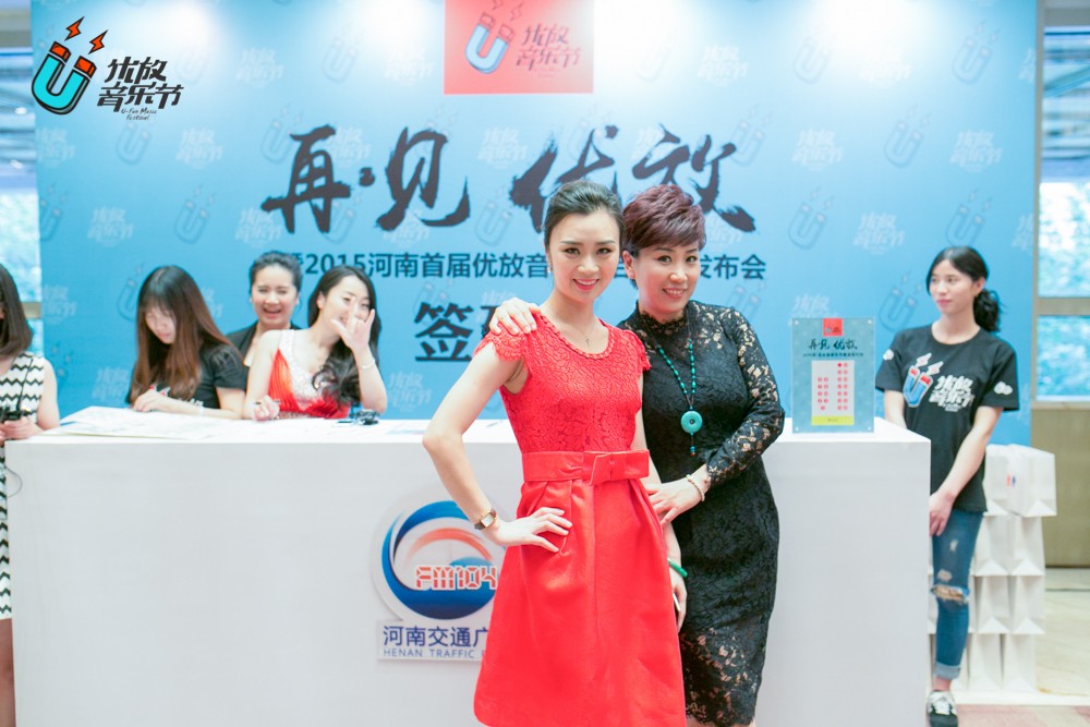 貼心的南方姐姐和美女主播小佩，海洋是不是每天都要流口水呀！