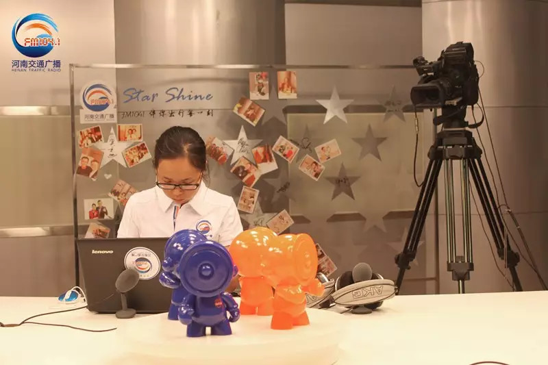 還是抽獎(jiǎng)的姑娘比較認(rèn)真！為保證抽獎(jiǎng)的公平公正，映象網(wǎng)進(jìn)行了全程視頻直播。