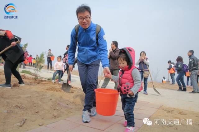 爸比爸比，你會種小樹嗎？我來教你吧~