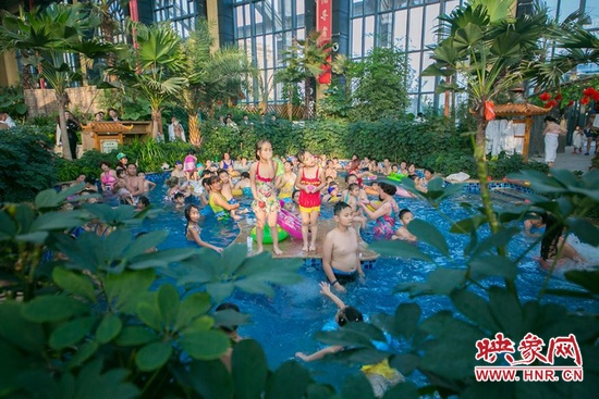 又開始過夏天的孩子們，在溫潤的泉水里放任天性。