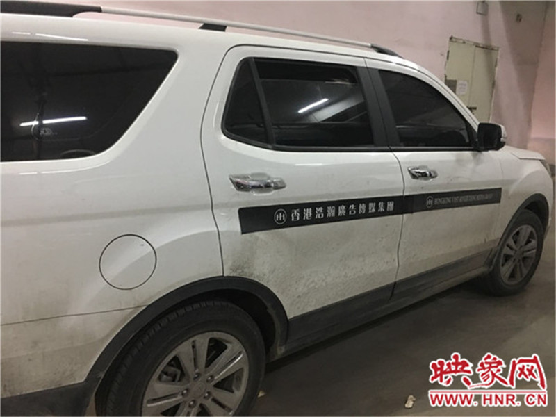 車身上按要求貼著廣告。