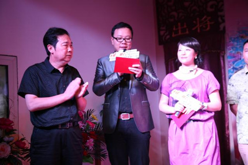 中國戲劇家協(xié)會(huì)副主席、省戲劇家協(xié)會(huì)主席、《周迪有戲》節(jié)目藝術(shù)總監(jiān)李樹建（左1）為月冠軍頒獎(jiǎng)