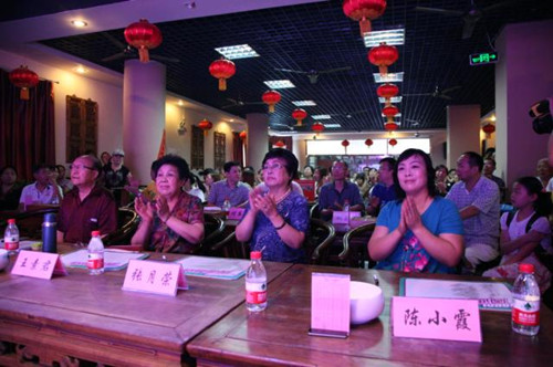 我省著名豫劇表演藝術(shù)家素君（左2）、常香玉弟子、國家一級(jí)演員張?jiān)聵s（右2）