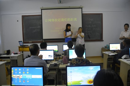 擁有18萬粉絲的網(wǎng)絡(luò)紅人、78歲的QQ奶奶張秀麗也來到網(wǎng)絡(luò)課堂