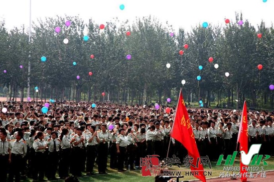 鄭大新生放飛代表夢(mèng)想，感恩的氣球