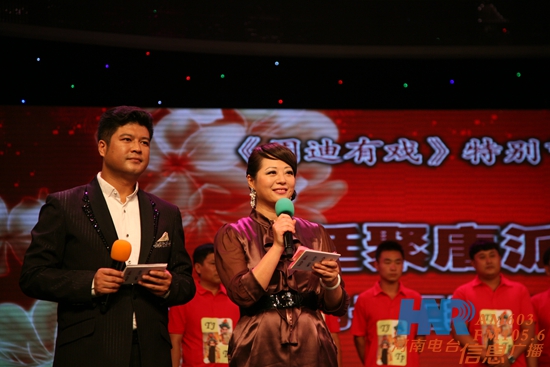 《周迪有戲》主持人周迪、鄭州電視臺(tái)文體頻道主持人劉冰（左）