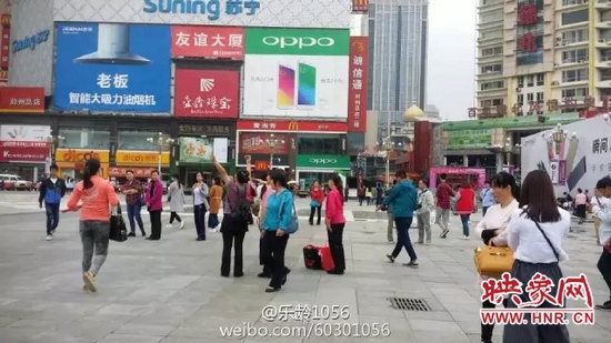 他們從四面八方匯集到二七塔下，由行走路人一下變成了一支舞蹈隊，跳起了節(jié)奏歡快、時尚動感的舞蹈。