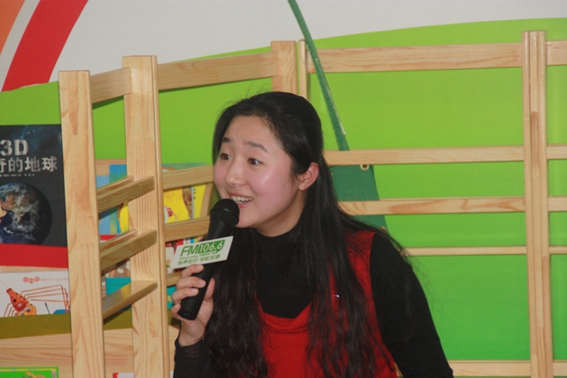 女主播“卷卷貓”親臨現(xiàn)場(chǎng)，繪聲繪色為孩子們講故事