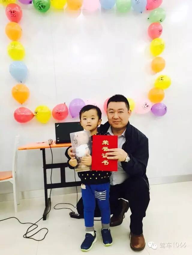 我是小小銀行家，來跟行長合個影哦