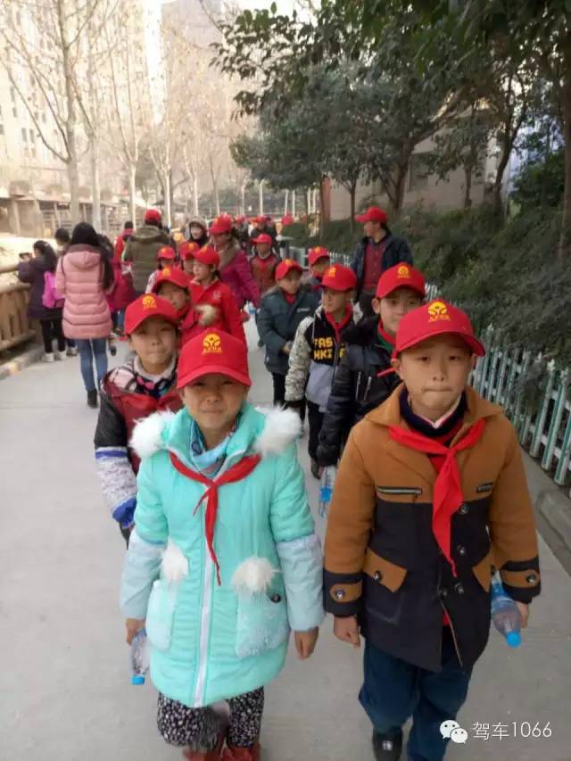 脖子上戴著紅領(lǐng)巾，頭上頂著小紅帽，排著整齊的隊伍——出發(fā)！