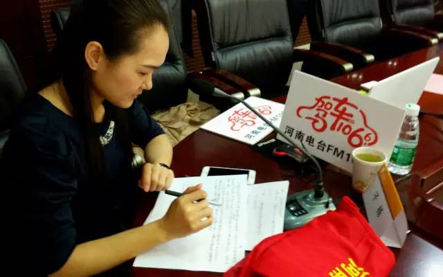 這一環(huán)節(jié)由我們1066的人氣美女主播子楊主持，認真的子楊是不是超級美麗呢。