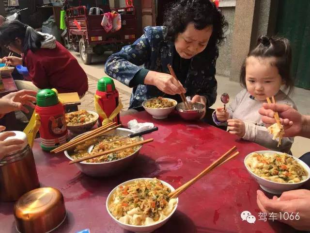 據(jù)說(shuō)手搟面和柴雞蛋更配哦！