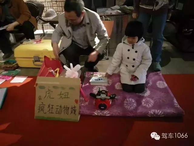 這位小老板的攤位擺的有模有樣的，不過旁邊這位酷爸怎么這么眼熟？