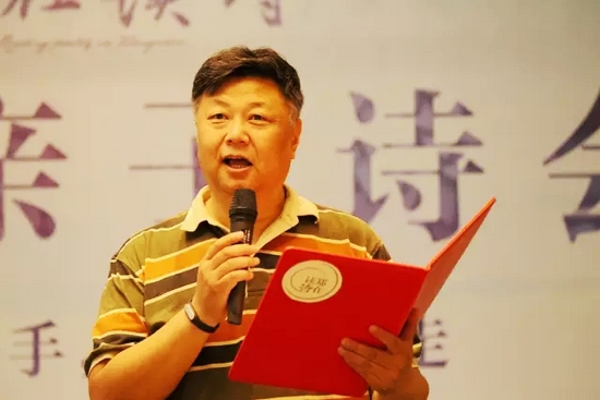 第一個節(jié)目便是重磅，大象融媒·欣欣象融網(wǎng)絡(luò)科技公司董事長魏峰帶來沈浩波的作品《在夏天時想起秋天》