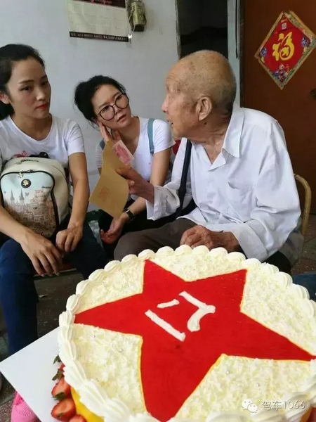 二姐們認(rèn)真聽老兵講抗戰(zhàn)的故事，老人年事已高，記憶都是轟炸！轟炸！轟炸！