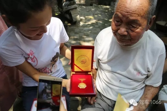 老兵聽不到我們?cè)谡f什么，今年98了。