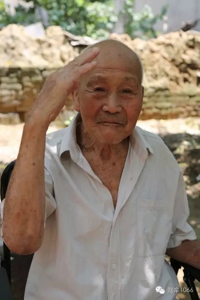 老兵身子骨不行了，九十多歲了……也許軍禮不那么標(biāo)準(zhǔn)了，但是這一幕還是感動(dòng)到了我們……