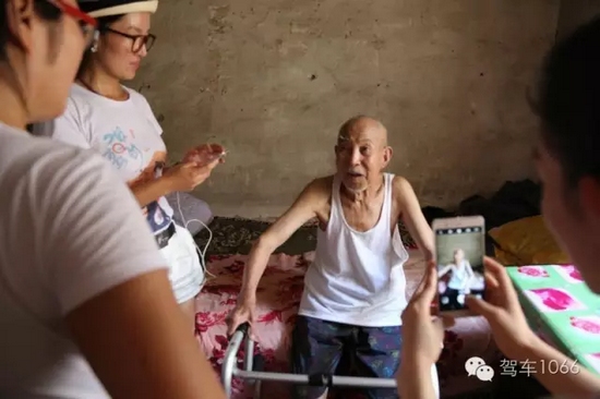 老兵老兵，你的勛章呢，國家給你的那個(gè)？