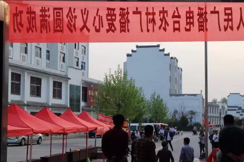 在大家的齊心努力下，終于在天黑前將第二天義診活動(dòng)場地搭建好了。