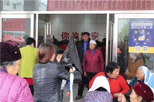 現(xiàn)場真是的人山人海，只能用太火爆三個(gè)字形容了！