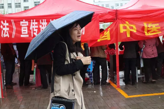 《健康河南》主播柳青也一直在雨中，不畏寒冷，引導(dǎo)大家排隊(duì)掛號，指路，排憂解難……