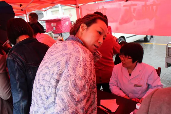 了解到有老人看病不方便，河南電臺1074綠色頻道活動(dòng)小組欒老師將醫(yī)生請到老人身邊，親自為她診斷。