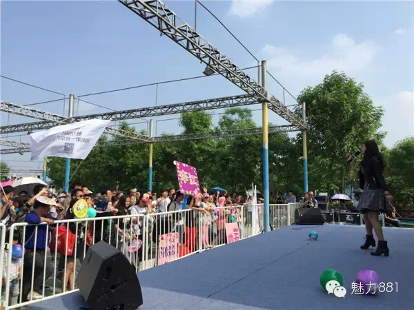輕輕躍起、優(yōu)美身段，新聞小姐李江