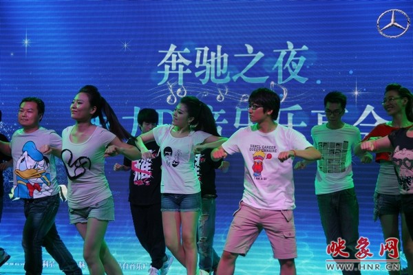 熱情洋溢的開場(chǎng)舞，DJ們?nèi)硇耐度? complete=