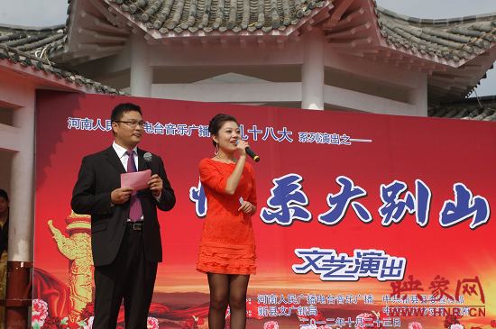 演出現(xiàn)場(chǎng)主持人向老人們表達(dá)節(jié)日的問候。