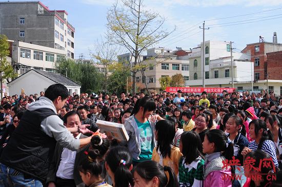 演出現(xiàn)場(chǎng)觀眾積極參與、氣氛熱烈。
