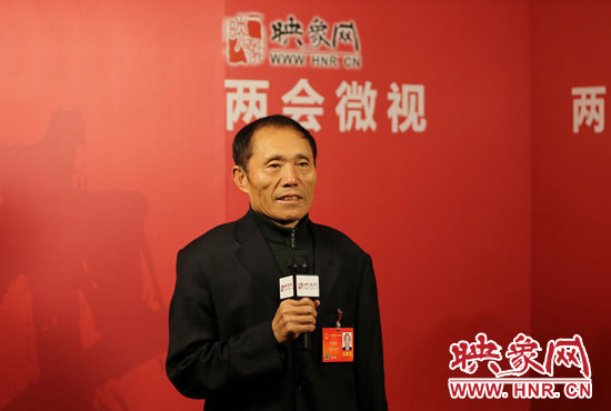 3月4日，全國人大代表、濮陽縣西辛莊村支部書記李連成在映象網(wǎng)全國兩會北京演播室做客《兩會微視》訪談。