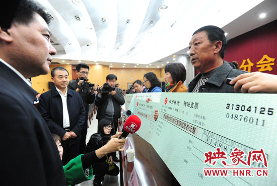 最高人民法院執(zhí)行局局長劉貴祥、河南省高級人民法院院長張立勇親手為申請執(zhí)行人員發(fā)放執(zhí)行款
