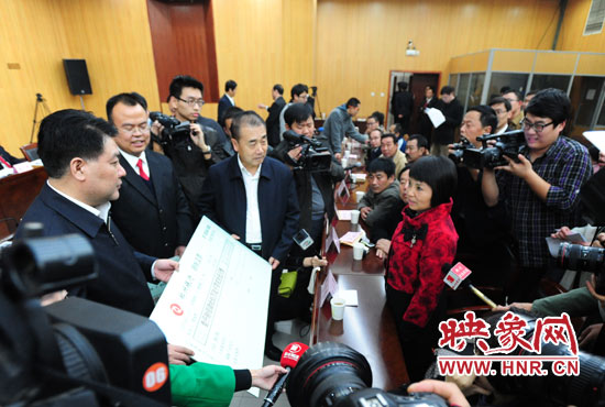 最高人民法院執(zhí)行局局長劉貴祥、河南省高級人民法院院長張立勇親手為申請執(zhí)行人員發(fā)放執(zhí)行款