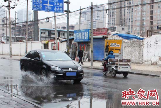 機(jī)動車路過，濺起一米多高的水花