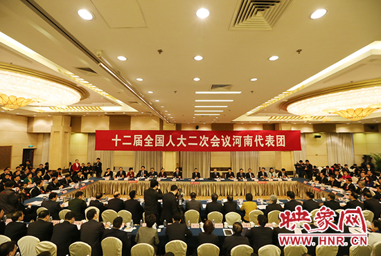 3月5日下午，第十二屆全國人代會(huì)河南代表團(tuán)召開全體會(huì)議，議論政府工作報(bào)告。